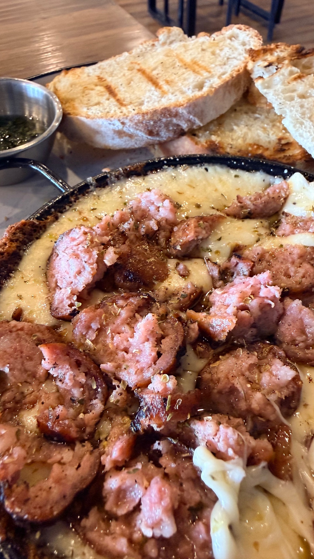 Queso fundido con chorizo